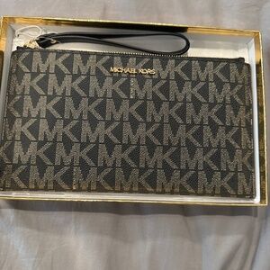 Michael kors wristlet